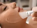 Kosmetyczka aplikuje na twarz pacjentki żel z kwasem salicylowym. Czy kwas salicylowy jest szkodliwy? Nie, jeśli stosowany jest prawidłowo.