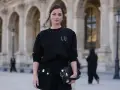 Czarny sweter oversize z ozdobnymi ćwiekami i spódniczka z kieszeniami. Stylowe sweter oversize stylizacje na co dzień.