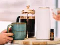 Poranna kawa i dyfuzor do aromaterapii. Co to jest aromaterapia? To sposób na relaks i odprężenie dzięki naturalnym olejkom eterycznym.