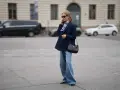 Eleganckie jeansy i granatowa marynarka damska tworzą stylową, miejską stylizację.