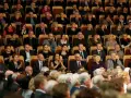 Elegancko ubrani ludzie siedzą w filharmonii, gotowi na koncert. Dowiedz się, jak ubrać się do filharmonii, by wyglądać stylowo.