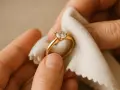 Delikatne czyszczenie złotego pierścionka z diamentem białą ściereczką. Prosty sposób, jak wyczyścić pierścionek z diamentem, by znów lśnił.