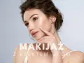 Delikatny makijaż z efektem glow na twarzy, podkreślający naturalne piękno.