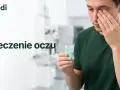 Mężczyzna z **szczypiącymi oczami od kosmetyków** trzyma krople do oczu.