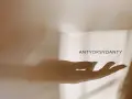 Cień dłoni na jasnym tle, z napisem "ANTYOKSYDANTY". To symbol ochrony i walki z wolnymi rodnikami, czyli antyoksydacja co to.