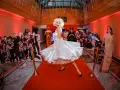 Impreza w stylu Hollywood: postać Marilyn Monroe na czerwonym dywanie, otoczona paparazzi i gwiazdami. Idealna inspiracja, jak się ubrać na galę!