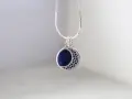 Srebrny naszyjnik z lapis lazuli w kształcie księżyca. Dowiedz się, jak wyczyścić srebrną biżuterię z kamieniami, by lśniła jak gwiazdy.