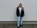Elegancka stylizacja na koncert jazzowy: czarny blazer, biała koszula, jeansy i mokasyny.
