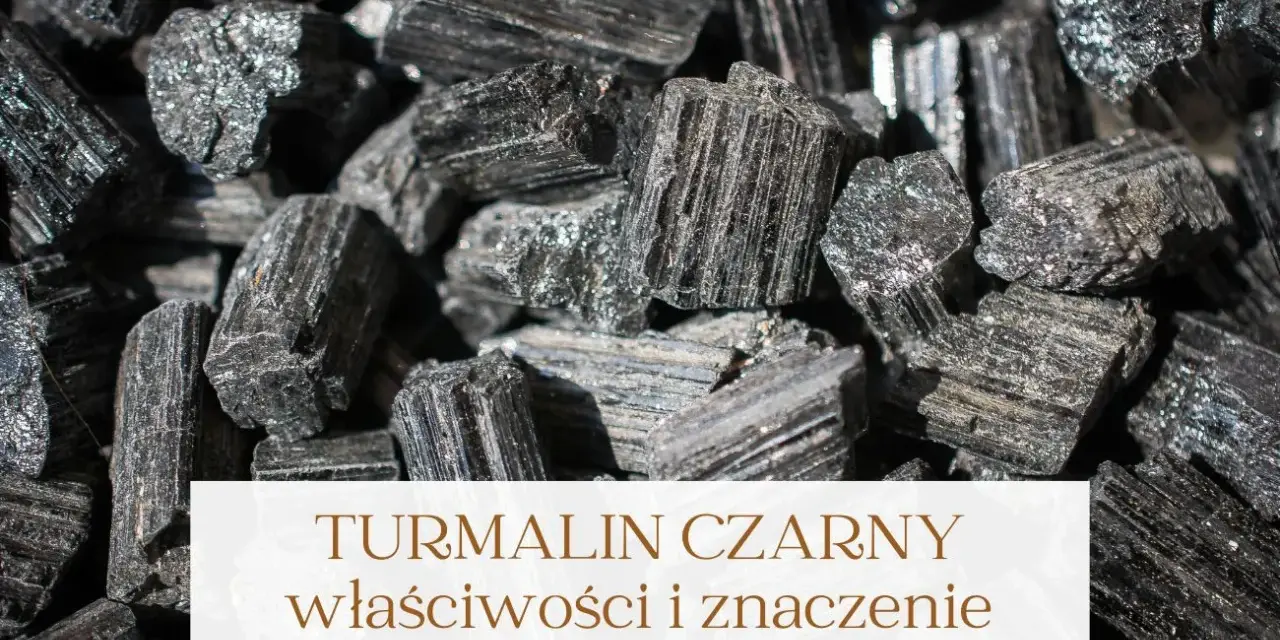 Grupka surowych, czarnych turmalinów. Poznaj czarny turmalin właściwości i jego znaczenie.