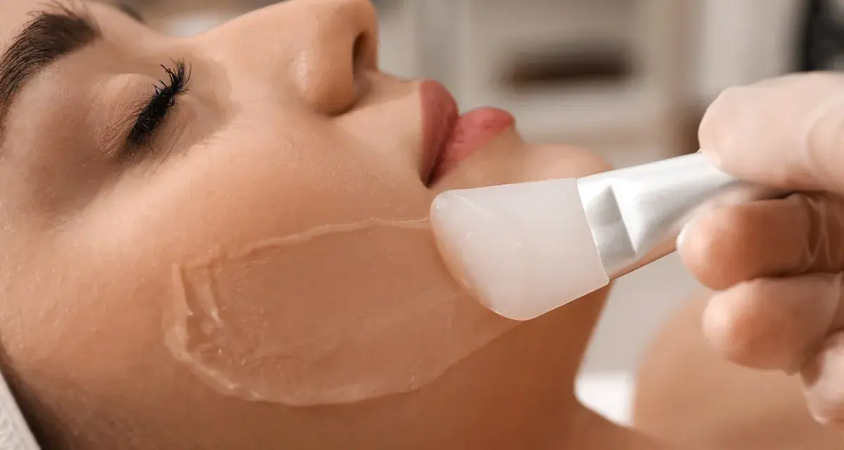 Kosmetyczka aplikuje na twarz pacjentki żel z kwasem salicylowym. Czy kwas salicylowy jest szkodliwy? Nie, jeśli stosowany jest prawidłowo.