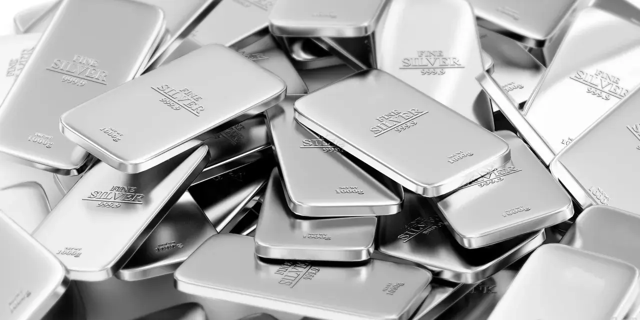 Stos drobnych sztabek "FINE SILVER 999.9" o wadze 1000g, ukazujący gęstość srebra.
