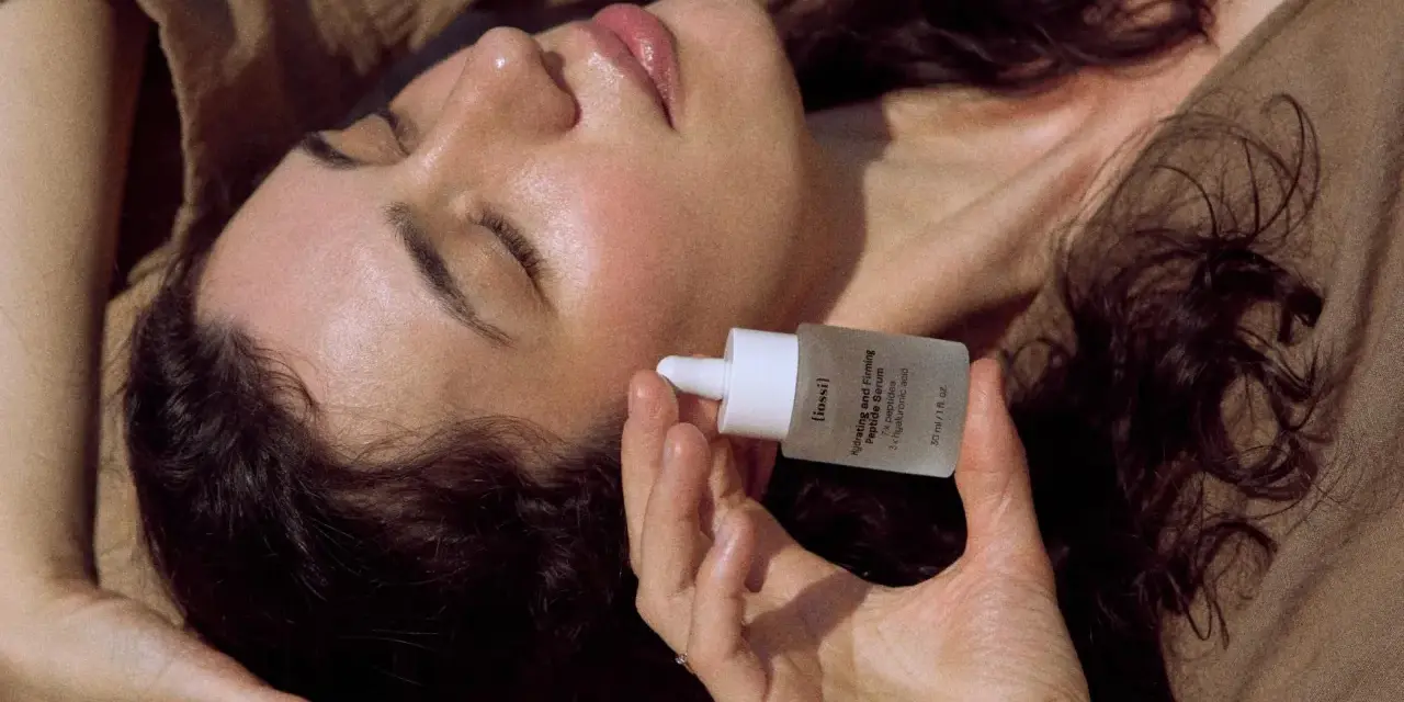 Kobieta z serum peptydowym. Dowiedz się, z czym łączyć peptydy dla najlepszych efektów pielęgnacyjnych.