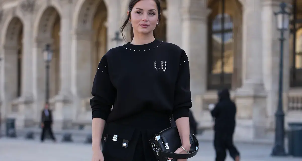 Czarny sweter oversize z ozdobnymi ćwiekami i spódniczka z kieszeniami. Stylowe sweter oversize stylizacje na co dzień.