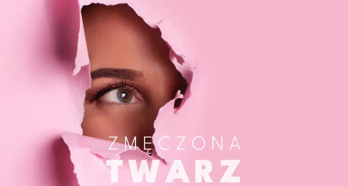 Oko kobiety spogląda przez dziurę w różowym papierze. Tekst "ZMĘCZONA TWARZ" sugeruje, że to spojrzenie wyraża wyczerpanie.