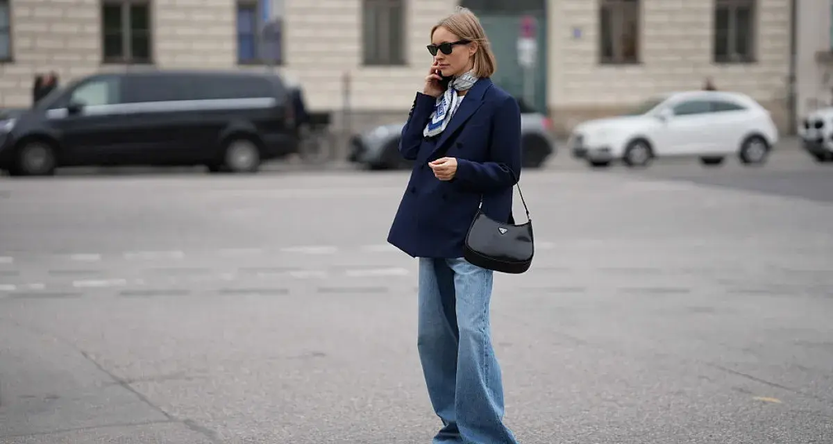 Eleganckie jeansy i granatowa marynarka damska tworzą stylową, miejską stylizację.