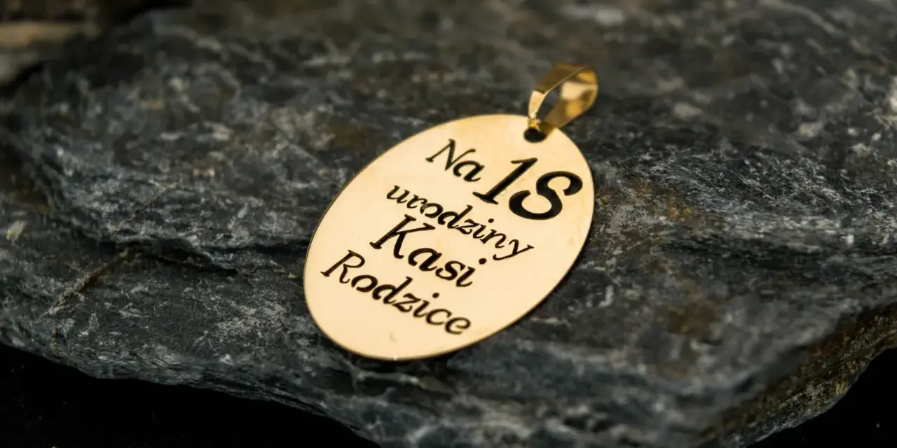 Złota zawieszka na 18 urodziny Kasi od Rodziców. Pamiątka na całe życie.