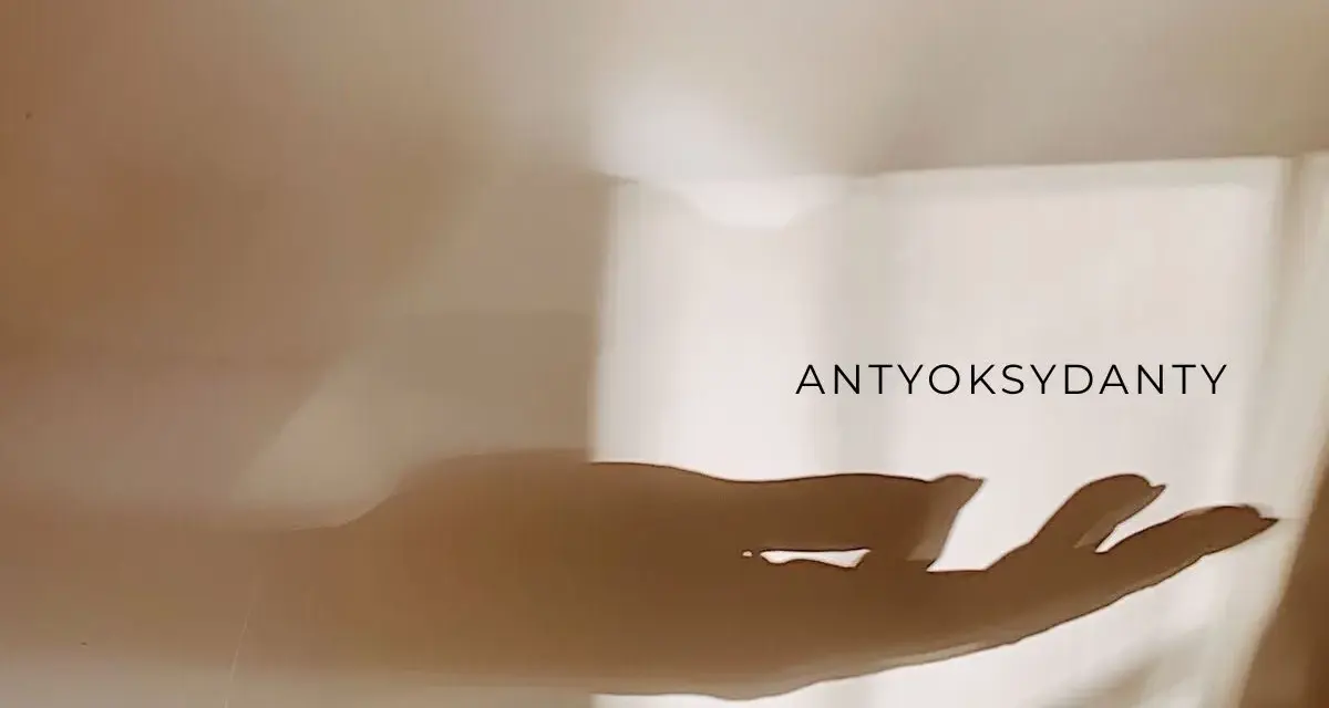 Cień dłoni na jasnym tle, z napisem "ANTYOKSYDANTY". To symbol ochrony i walki z wolnymi rodnikami, czyli antyoksydacja co to.