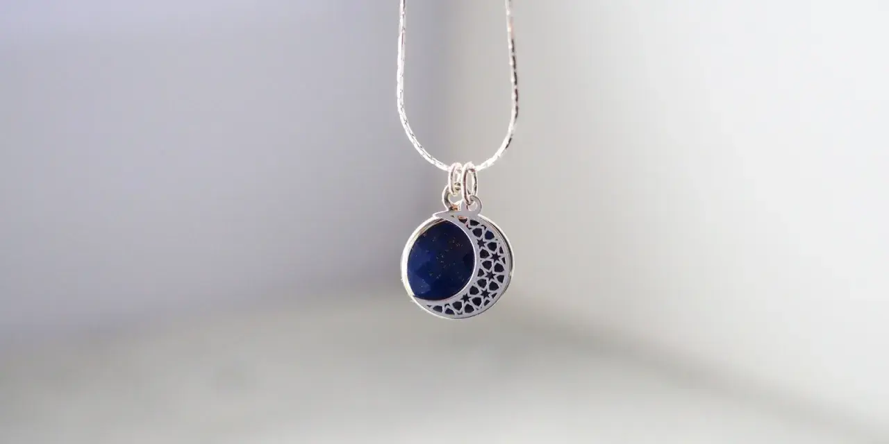 Srebrny naszyjnik z lapis lazuli w kształcie księżyca. Dowiedz się, jak wyczyścić srebrną biżuterię z kamieniami, by lśniła jak gwiazdy.