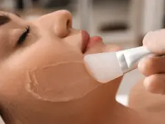 Kosmetyczka aplikuje na twarz pacjentki żel z kwasem salicylowym. Czy kwas salicylowy jest szkodliwy? Nie, jeśli stosowany jest prawidłowo.
