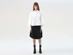 Elegancka biała koszula i czarna spódnica to świetny pomysł, jak się ubrać na maturę.