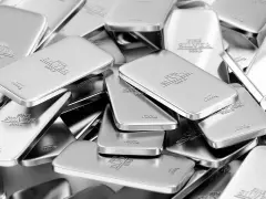 Stos drobnych sztabek "FINE SILVER 999.9" o wadze 1000g, ukazujący gęstość srebra.
