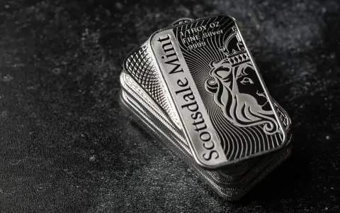 Stos sztabek srebra Scottsdale Mint z lwem. Dowiedz się, jak sprawdzić srebro domowym sposobem, by mieć pewność co do autentyczności.