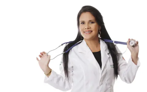Lekarka z aparatem na zębach, w białym kitlu, trzyma stetoskop. Wizyta u dermatologa może być przyjemna!
