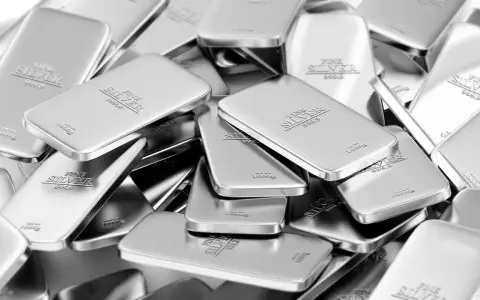 Stos drobnych sztabek "FINE SILVER 999.9" o wadze 1000g, ukazujący gęstość srebra.