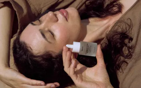 Kobieta z serum peptydowym. Dowiedz się, z czym łączyć peptydy dla najlepszych efektów pielęgnacyjnych.