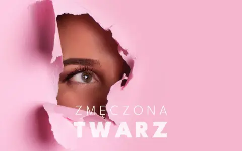 Oko kobiety spogląda przez dziurę w różowym papierze. Tekst "ZMĘCZONA TWARZ" sugeruje, że to spojrzenie wyraża wyczerpanie.