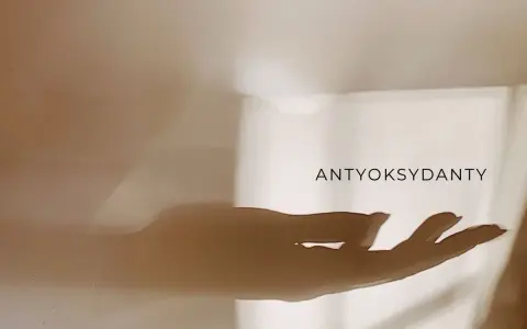 Cień dłoni na jasnym tle, z napisem "ANTYOKSYDANTY". To symbol ochrony i walki z wolnymi rodnikami, czyli antyoksydacja co to.