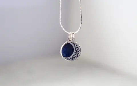 Srebrny naszyjnik z lapis lazuli w kształcie księżyca. Dowiedz się, jak wyczyścić srebrną biżuterię z kamieniami, by lśniła jak gwiazdy.