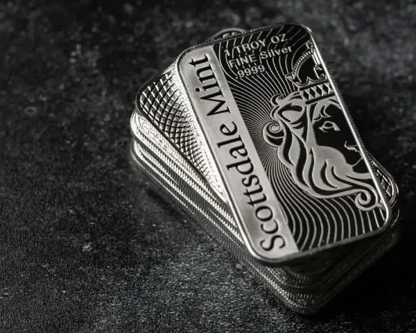 Stos sztabek srebra Scottsdale Mint z lwem. Dowiedz się, jak sprawdzić srebro domowym sposobem, by mieć pewność co do autentyczności.