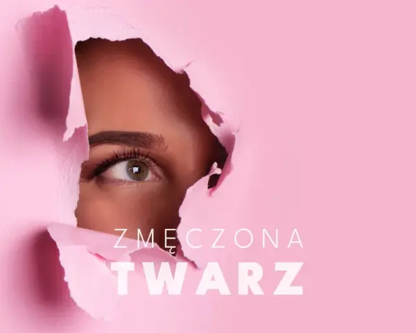 Oko kobiety spogląda przez dziurę w różowym papierze. Tekst "ZMĘCZONA TWARZ" sugeruje, że to spojrzenie wyraża wyczerpanie.