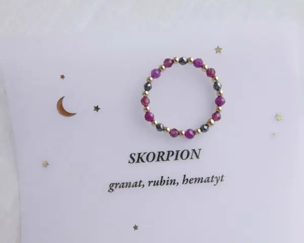 Pierścionek z granatu, rubinu i hematytu dla Skorpiona. Ten szczęśliwy kamień przynosi moc i pewność siebie.