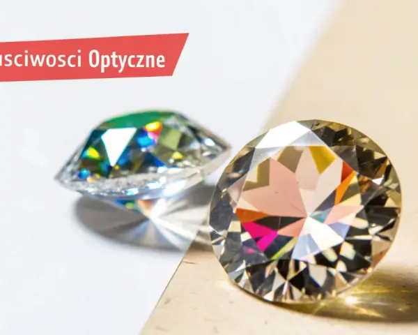 Dwa błyszczące kamienie, jeden z zielonymi refleksami, drugi z różowymi. Dowiedz się, co to cyrkonia i jakie ma właściwości optyczne.