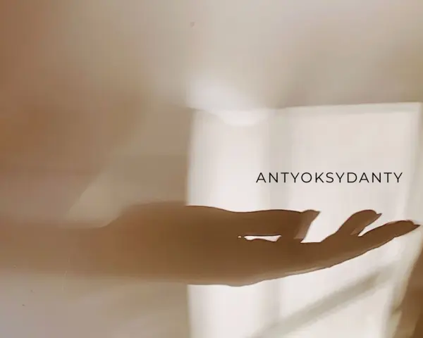 Cień dłoni na jasnym tle, z napisem "ANTYOKSYDANTY". To symbol ochrony i walki z wolnymi rodnikami, czyli antyoksydacja co to.
