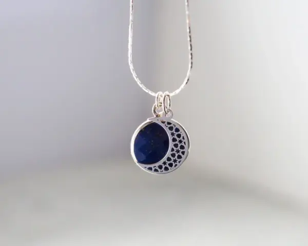 Srebrny naszyjnik z lapis lazuli w kształcie księżyca. Dowiedz się, jak wyczyścić srebrną biżuterię z kamieniami, by lśniła jak gwiazdy.