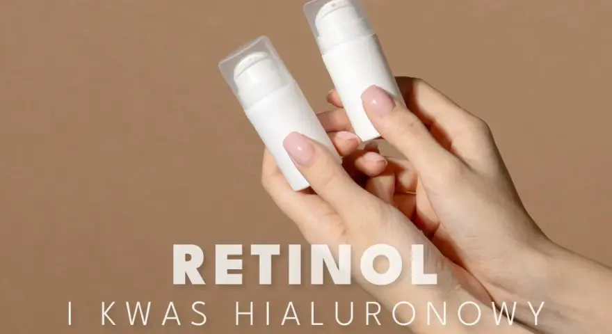 Dłonie trzymają białe buteleczki z kosmetykami. Czy retinol to kwas? Warto wiedzieć, że retinol to pochodna witaminy A, a nie kwas.