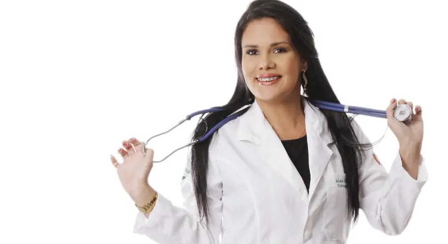 Lekarka z aparatem na zębach, w białym kitlu, trzyma stetoskop. Wizyta u dermatologa może być przyjemna!