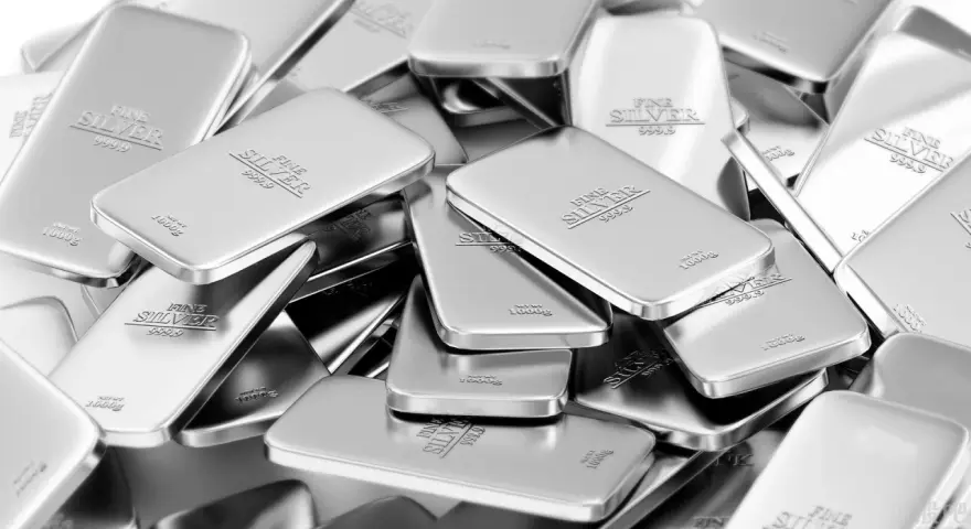 Stos drobnych sztabek "FINE SILVER 999.9" o wadze 1000g, ukazujący gęstość srebra.