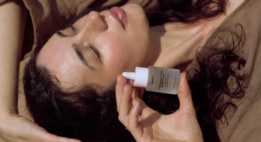 Kobieta z serum peptydowym. Dowiedz się, z czym łączyć peptydy dla najlepszych efektów pielęgnacyjnych.