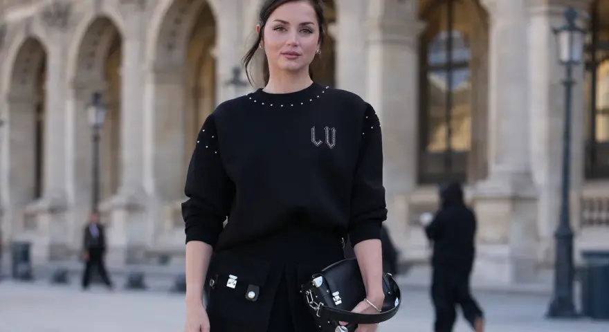 Czarny sweter oversize z ozdobnymi ćwiekami i spódniczka z kieszeniami. Stylowe sweter oversize stylizacje na co dzień.