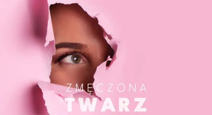 Oko kobiety spogląda przez dziurę w różowym papierze. Tekst "ZMĘCZONA TWARZ" sugeruje, że to spojrzenie wyraża wyczerpanie.