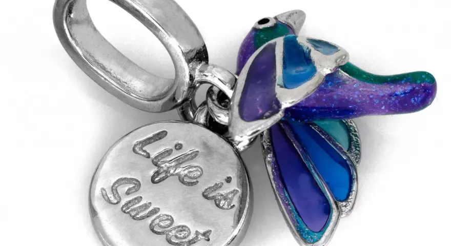 Srebrna zawieszka koliber z kolorowymi skrzydłami i okrągłym medalionem z napisem "Life is Sweet".