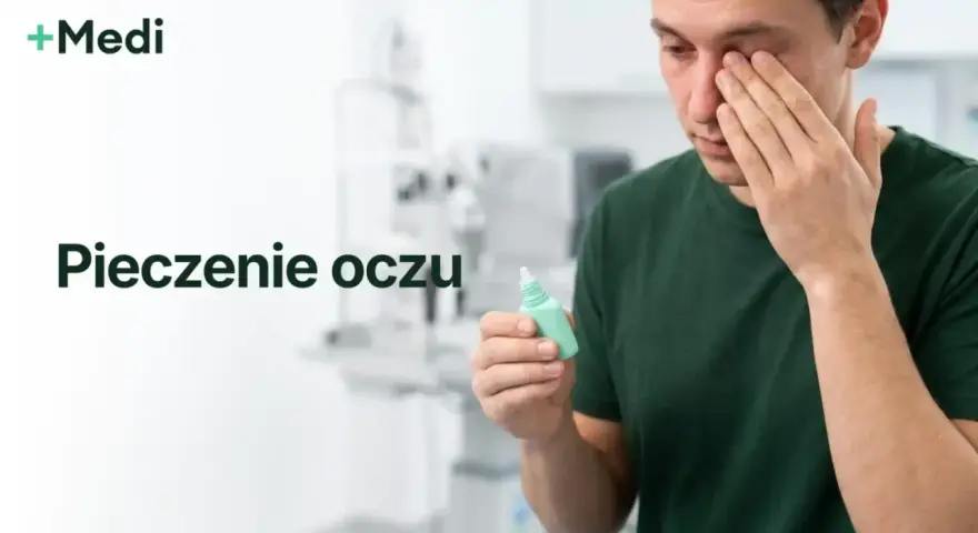 Mężczyzna z **szczypiącymi oczami od kosmetyków** trzyma krople do oczu.