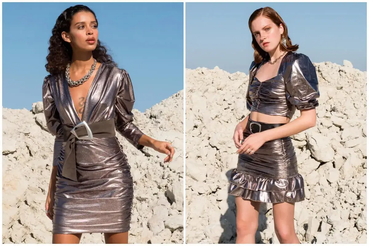 Błyszczące kreacje w stylu moda 2000 Polska. Modelka w błyszczącej sukience z bufkami i paskiem, obok druga w crop topie i sp&oacute;dniczce z falbanką.