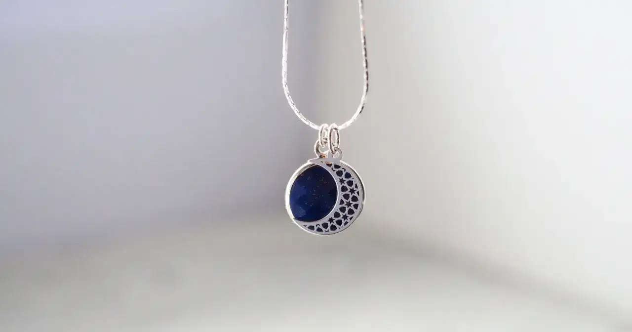 Srebrny naszyjnik z zawieszką w kształcie księżyca z lapis lazuli. Dowiedz się, jak wyczyścić srebrną biżuterię z kamieniami, by lśniła jak gwiazdy.