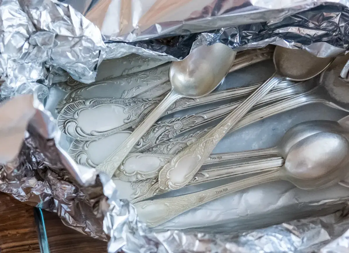 Stare, ozdobne sztućce srebrne, które wymagają czyszczenia. Zastanawiasz się, czym wyczyścić srebro? Folia aluminiowa może pomóc.