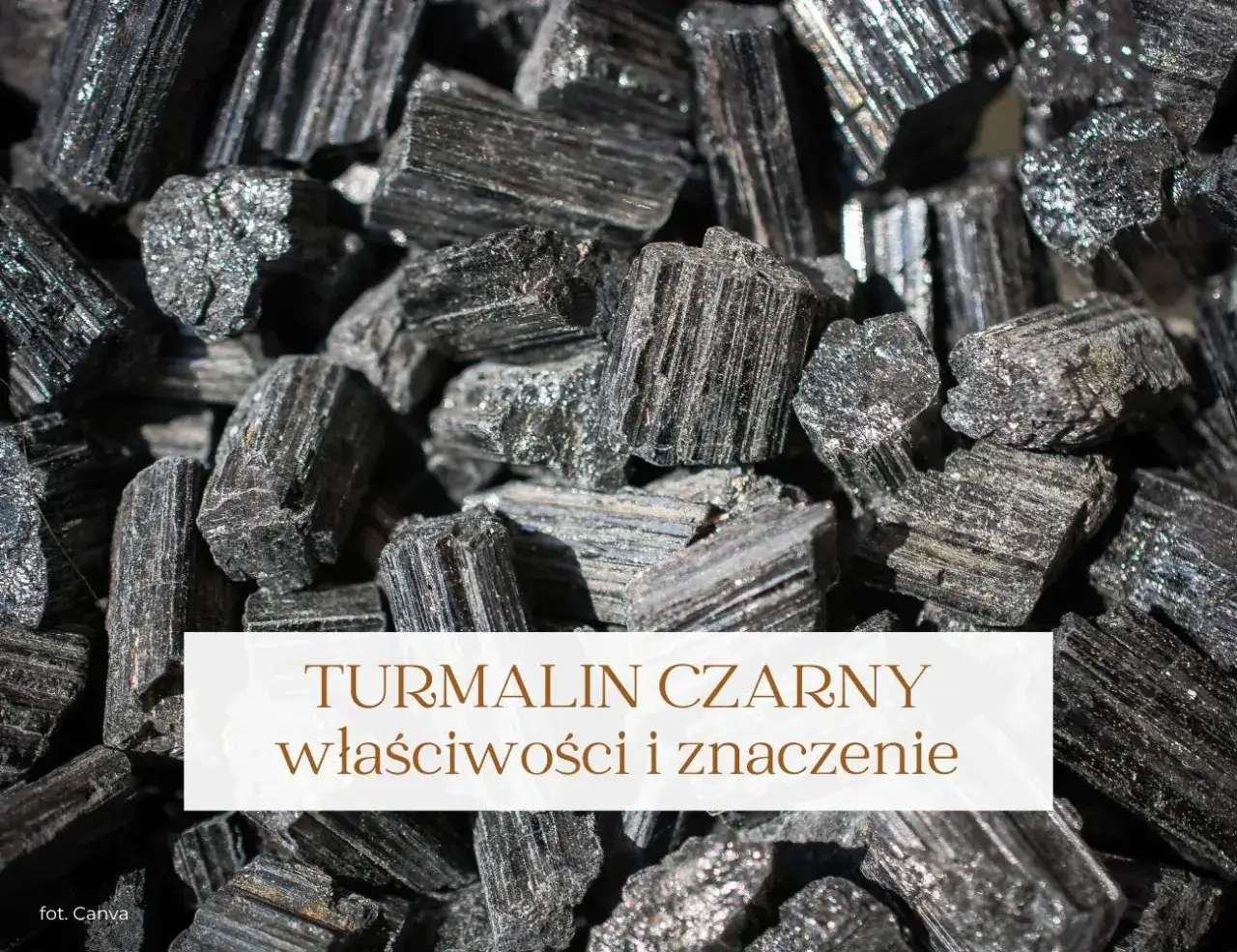 Grupka surowych, czarnych turmalin&oacute;w. Poznaj czarny turmalin właściwości i jego ochronne działanie.